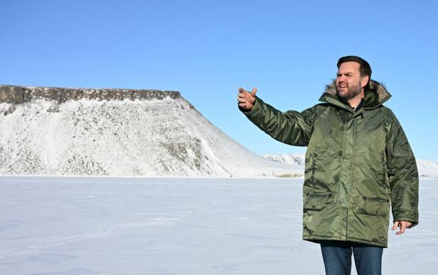 Vance steht in einer Landschaft aus Eis und Schnee