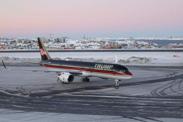 Ein Flugzeug mit der Aufschift "Trump" auf dem Flughafen in Nuuk