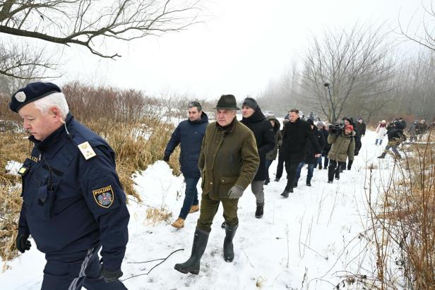 Ausschussmitglieder am Mittwoch, 14. Jänner 2026, anl. eines Lokalaugenscheins am Fundort der Leiche des ehemaligen Justiz-Sektionschefs Christian Pilnacek an einem Nebenarm der Donau in Rossatz-Arnsdorf.