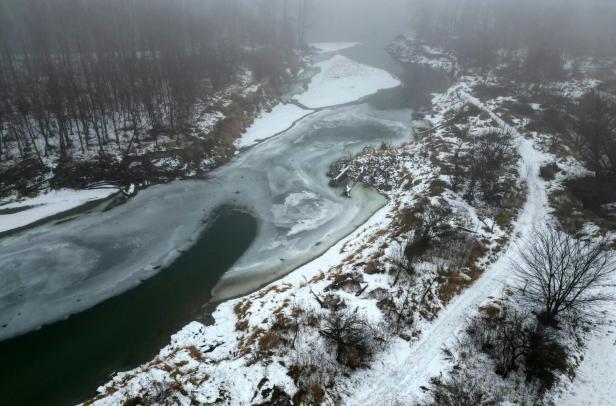 Luftaufnahme vom Donauseitenarm in Rossatz im Jänner