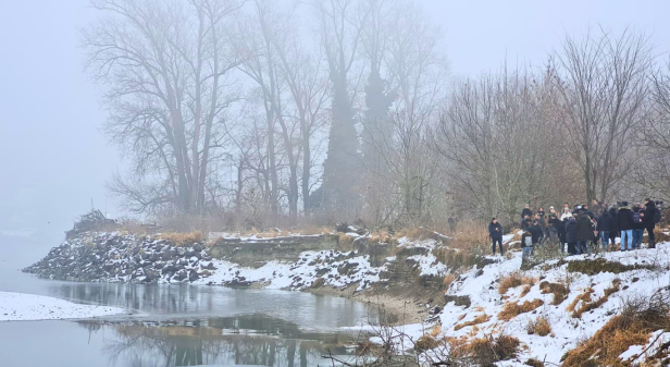 Menschengruppe am Ufer von Rossatz