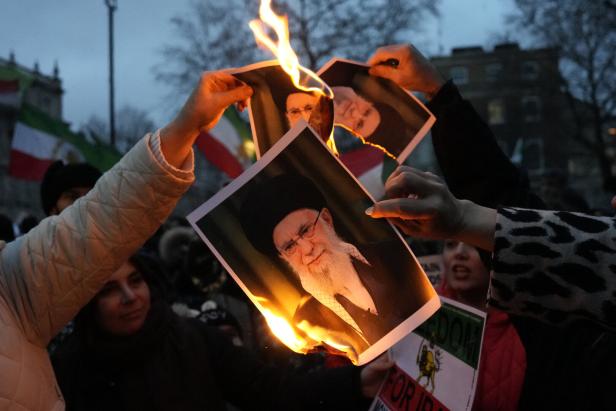 Menschen verbrennen Fotos des Obersten Führers des Iran, Khamenei