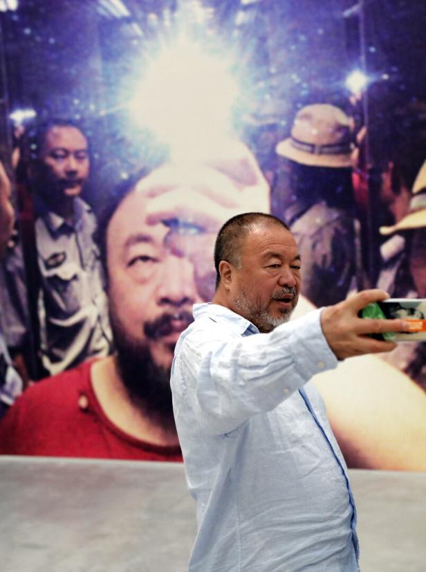 Der chinesische Künstler Ai Weiwei fotografiert sich vor einem seiner Werke selbst.