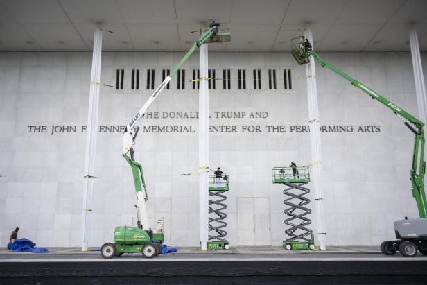 Mit grün-weißen Kränen wird an der Fassade des Kennedy Center in Washington gearbeitet.
