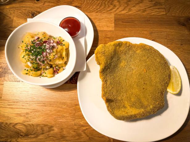Veganes Wiener Schnitzel mit Erdäpfelsalat und Ketchup