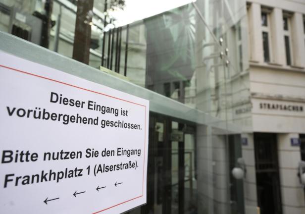 Gebäude der Justizanstalt Josefstadt, davor ein Eingangsschild