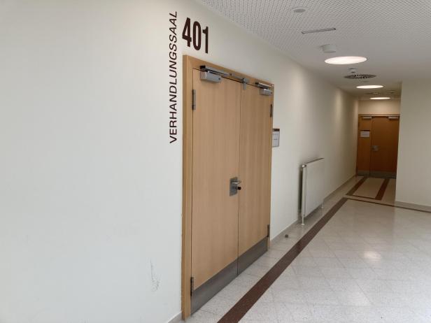 Tür zum Saal 401 am Wiener Straflandesgericht