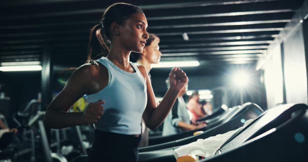 Einige junge Frauen auf dem Laufband eines Fitnessstudios