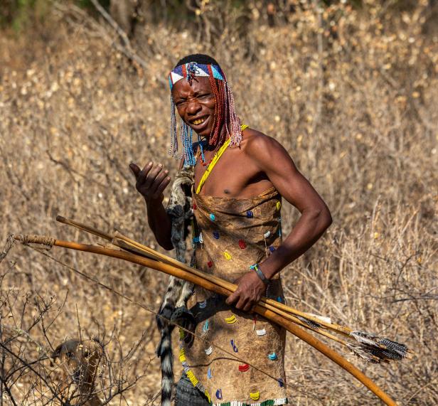 Bild eines Hadza-Jägers in Tansania