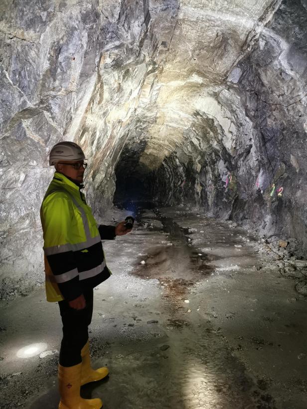 zu sehen ist der Stollen in Kärnten, in dem Lithium abgebaut werden soll, im Rahmen eines Medientermins im Juli 2023.