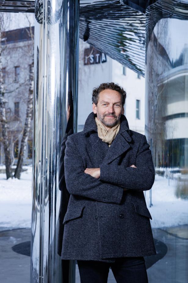 Ista-Präsident Martin Hetzer steht vor einer glänzenden Metallsäule