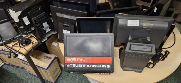 Steuerfahndung macht Hausdurchsuchung bei Programmierer manipulierter Registrierkassensysteme