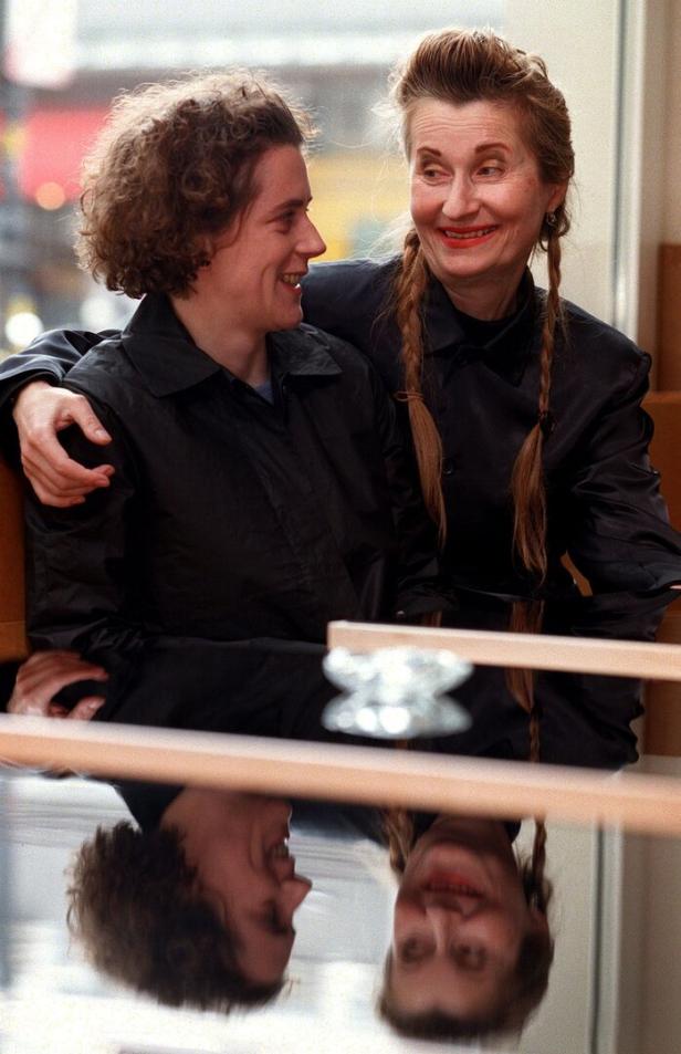 Elfriede Jelinek blickt lachend auf Olga Neuwirth, diese dabei umarmend