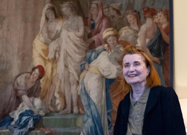 Elfriede Jelinek lachend vor einem altmeisterlichen Gemälde
