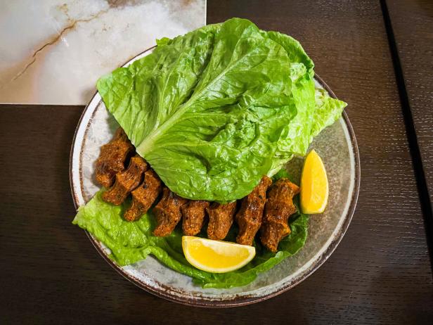 Etli Çiğ Köfte mit Salat und Zitrone