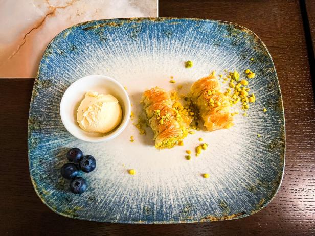 Baklava mit Eis und Heidelbeere