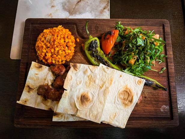 Çöp şiş mit Bulgur, gegrillter Tomate, gegrillter Paprika und Salat