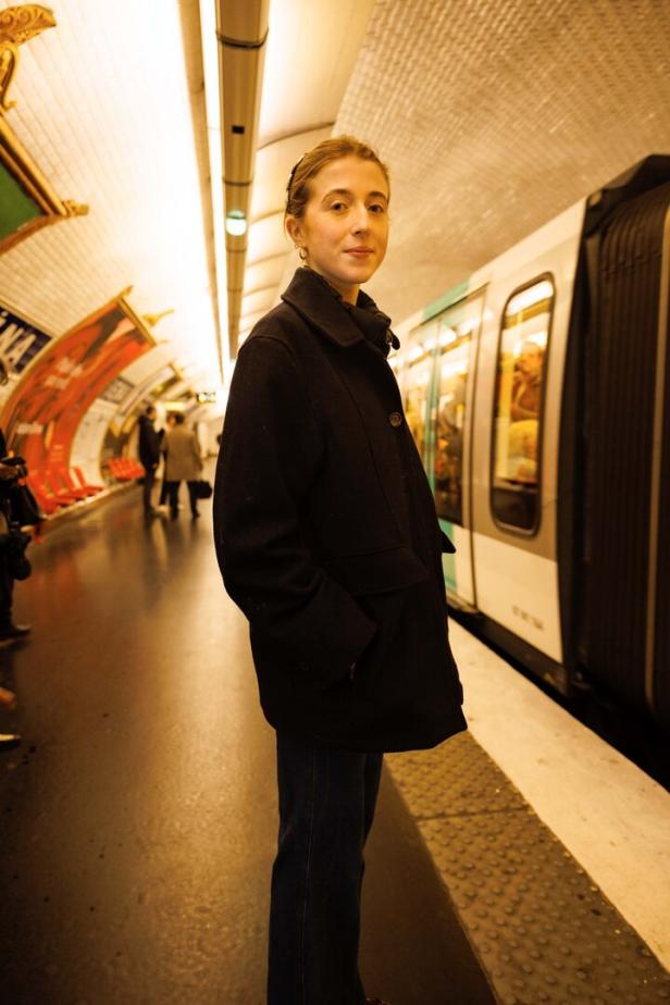 Portrait von Charlotte Reitbauer in einer Metro-Station in Paris