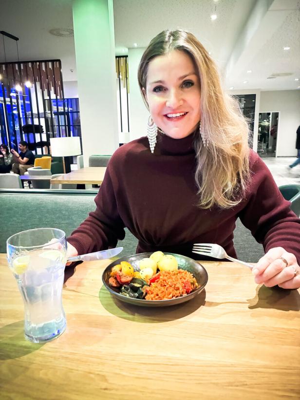 Lizz Görgl im Speisesaal des Robinson Club Villach