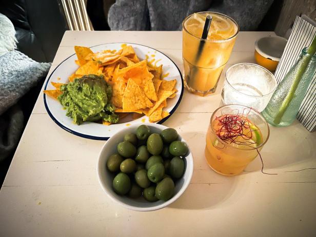 Nachos mit Käse und Avocado-Dip, Oliven, Amaretto Sour und Spicy Margarita