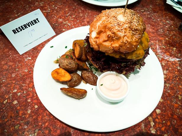 Burger mit Braterdäpfel