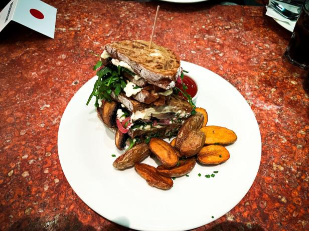 Soho Sandwich mit Braterdäpfel