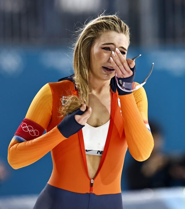 Die niederländische Eisschnellläuferin Jutta Leerdam ist den Tränen nahe, kurz nach ihrem Goldmedaillen-Lauf in Mailand