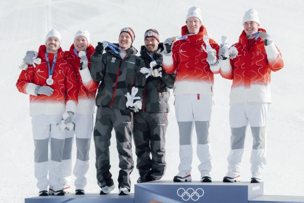 TEAMKOMBINATION-MEDAILLENZEREMONIE der MÄNNER, auf dem Siegertreppchen stehen Luc MEILLARD, Marco ODERMATT, Manuel FELLER, Vinzenz KRIECHMAYR, Tanguy NEF und Franjo von ALLMEN 