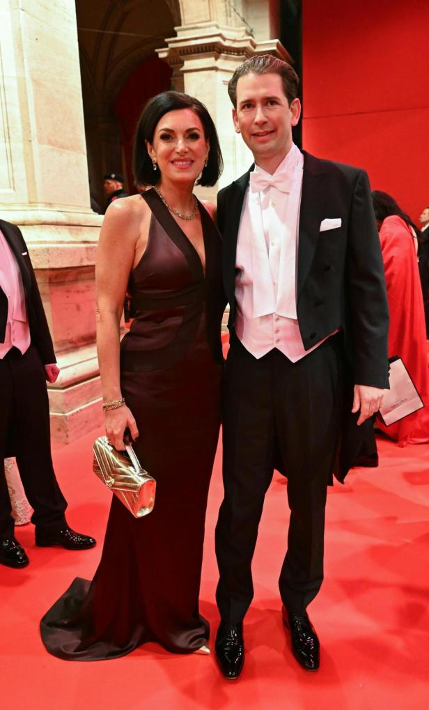 Ein Mann im Frack und eine Frau im Ballkleid. Es handelt sich um Ex-Kanzler Kurz und die frühere Ministerin Köstinger