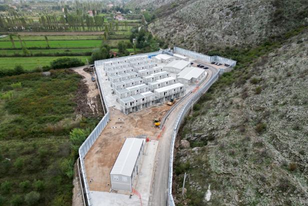 Luftaufnahme des von Italien gebauten Camps im albanischen Dorf Gjadër 