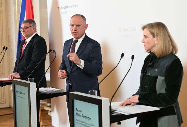 Innenminister Gerhard Karner, Staatssekretär Jörg Leichtfried und Außenministerin Beate Meinl-Reisinger bei einer Pressekonferenz im Januar 2026
