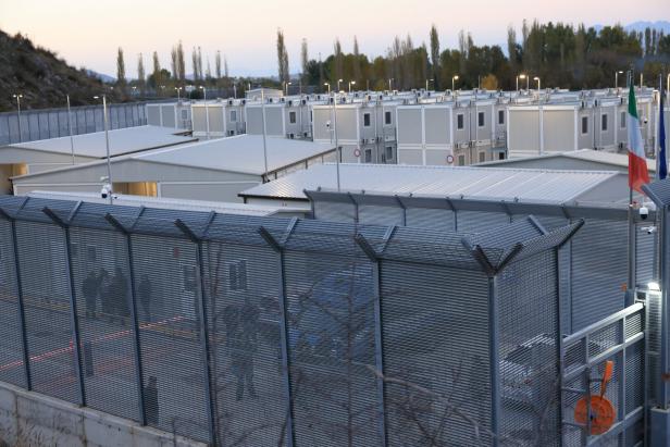 Das von Italien gebaute Container-Camp in Albanien ist von einem Zaun umgeben