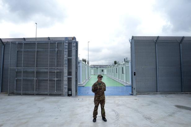 Camp im albanischen Hafen von Shëngjin 