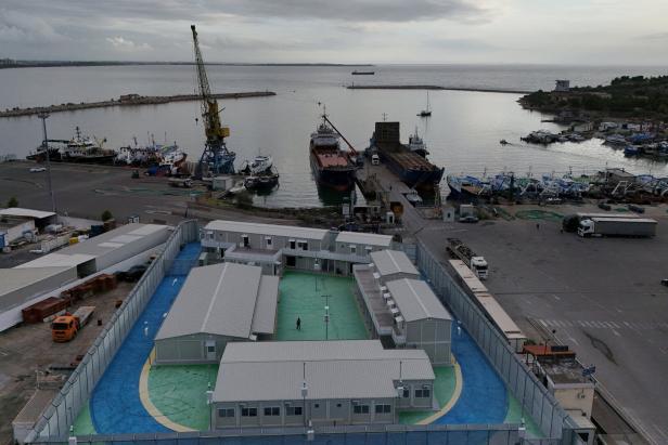 Luftaufnahme des von Italien errichteten Camps im Hafen von Shëngjin in Albanien