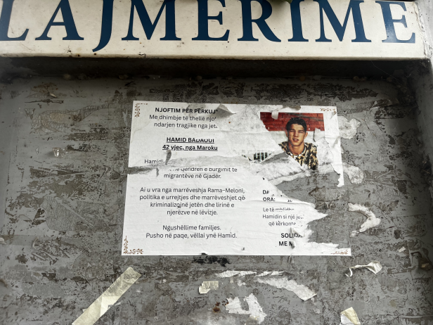 Ein Plakat zeigt die Todesanzeige eines Migranten, der sich nach einem Aufenthalt in Gjadër offenbar das Leben nahm 