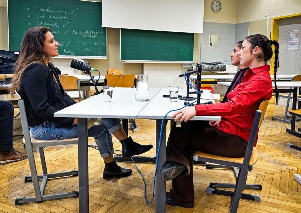 Wirtschaftswissenschaftlerin Monika Köppl-Turyna im Gespräch mit Schülerinnen der BHAK10.