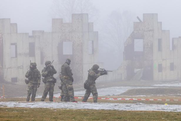 Man sieht soldaten bei einer übung