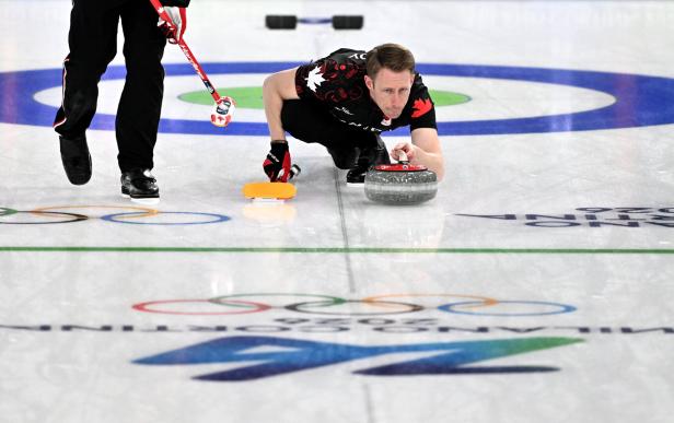 Der kanadische Curler Marc Kennedy schiebt einen Curling-Stein über die Bahn
