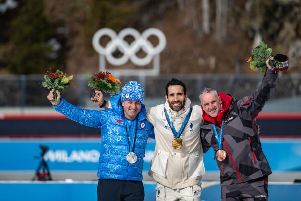 Die Ex-Biathleten Pavol Hurajt, Martin Fourcade und Christoph Sumann jubeln über ihre Olympia-Medaillen