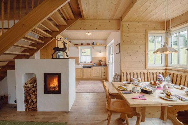 Blick in ein Haus im Narzissendorf Zloam