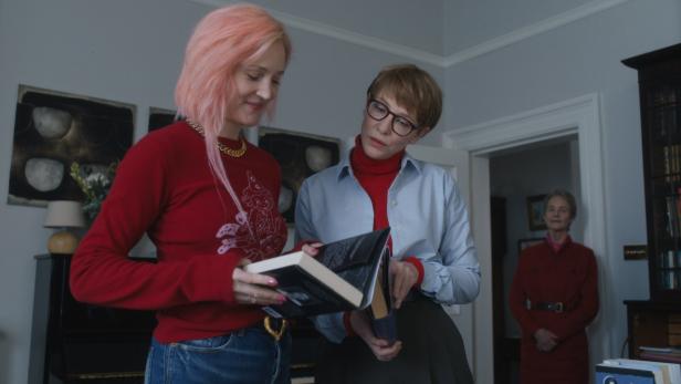 Innenraum-Filmszene mit Krieps (li., mit rosa gefärbtem Haar), Cate Blanchett und Charlotte Rampling (re. hinten)