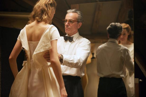 Krieps in einer Filmszene mit dem Schauspieler Daniel Day-Lewis, der ihr vor einem Spiegel ein Kleid anlegt  
