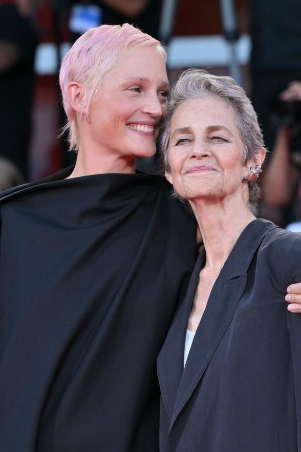Die strahlend lächelnde Vicky Krieps und ihre Kollegin Charlotte Rampling bei einem öffentlichen Auftritt