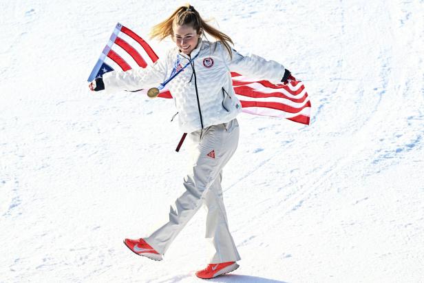 Mikaela Shirffrin mit US-Flagge tanzend im Schnee