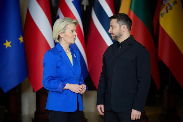 Ursula Von der Leyen und Wolodymyr Selenskyy in Kyiw am 4. Jahrestag des Beginn des russischen Angriffskrieges.