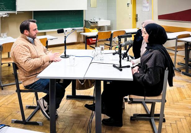 Zwei Schülerinnen Interviewen einen Mann.