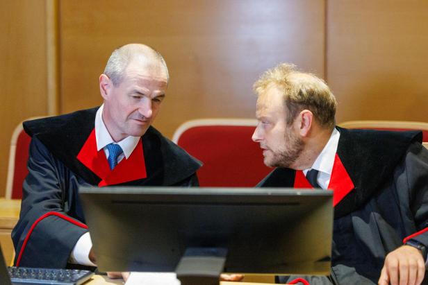 zu sehen sind Oberstaatsanwälte Roland Koch und Georg Kasinger, anlässlich des Prozessbeginnes gegen ÖVP-Klubobmann Wöginger und zwei Beamte wegen Amtsmissbrauchs bei Postenbesetzung, aufgenommen am Dienstag, 7. Oktober 2025 in Linz.