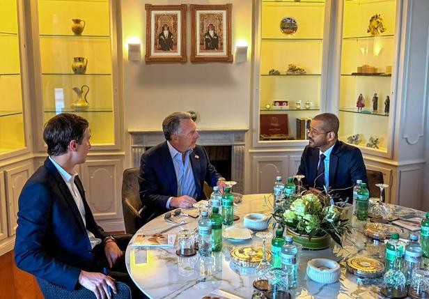 Trumps Schwiegersohn Jared Kushner und US-Sondergesandter Steve Witkoff mit dem Außenminister des Oman Badr Albusaidi