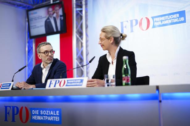 Herbert Kickl und Alice Weidel bei einer gemeinsamen Pressekonferenz des FPÖ-Parlamentsklubs, im Hintergrund das FPÖ-Logo.