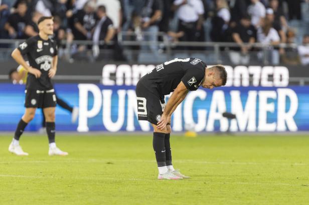 Sturm-Graz-Spieler niedergeschlagen am Platz nach einer Niederlage gegen die Wiener Austria